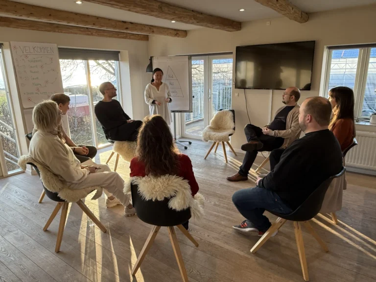 Autentisk lederskab gruppe på kursussted i Rødvig